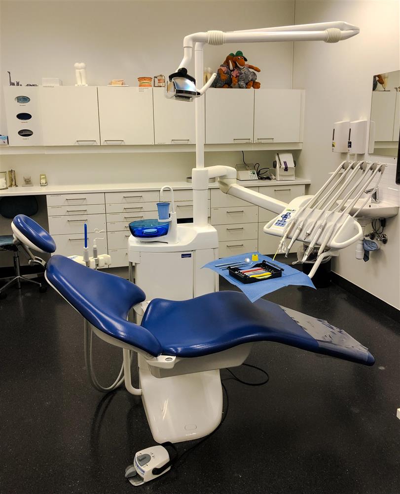 Tannlegestol med alt utstyr, i skolens øvings-tannklinikk - Klikk for stort bilde