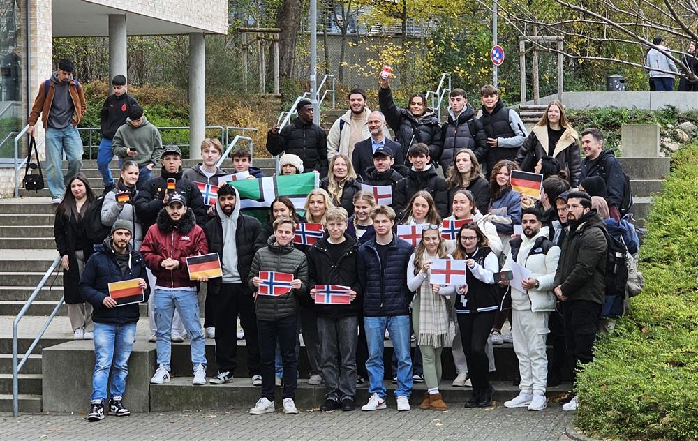 Gruppebilde av elever fra flere land og som var med i Business Game 2023 i Kiel - Klikk for stort bilde