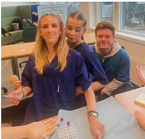 Helsesekretær-elever klargjør for blodprøvettaking - Klikk for stort bilde