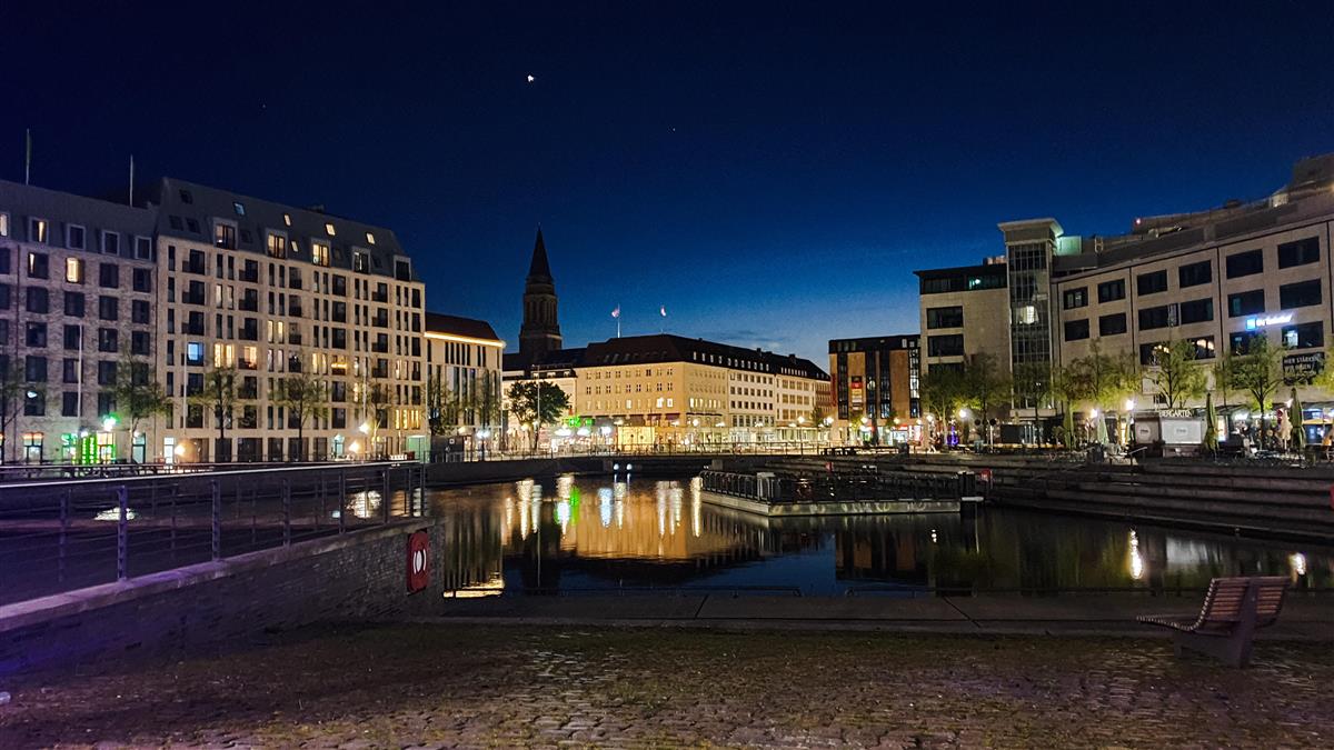 Kveldsbilde fra Kiel sentrum med rådhuset synlig i bakgrunnen. - Klikk for stort bilde