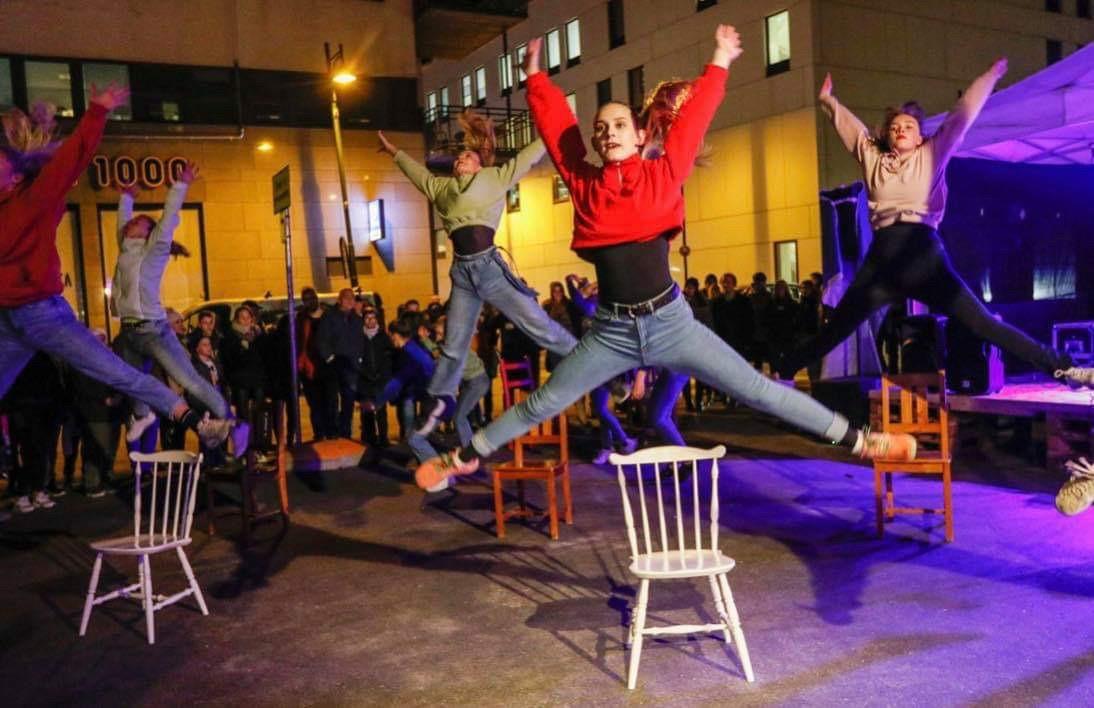 Elever danser utendørs på Kulturnatt - Klikk for stort bilde