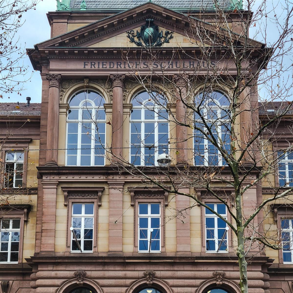 Utsnitt fra fasaden på Helmholz Gymnasium i Karlsruhe - Klikk for stort bilde